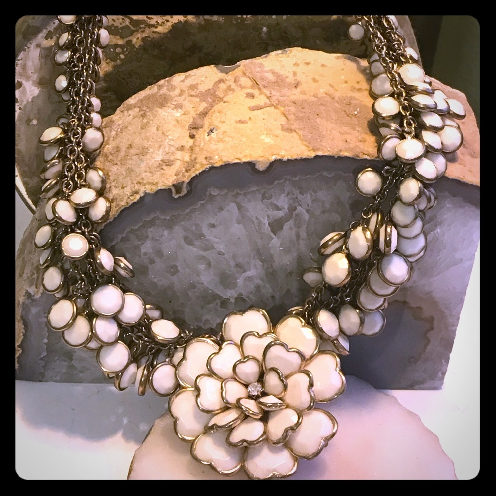 Natasha ‘White Shaky Flower’ Bib Necklace ✨